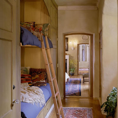 Emeletes ágy a folyosón