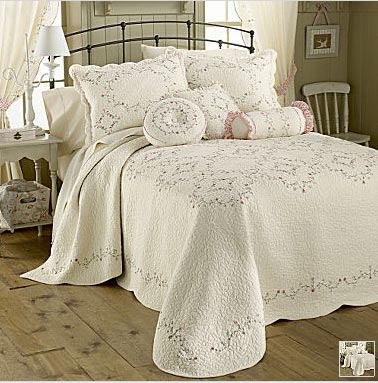 Vas ágy fehér ágyterítővel