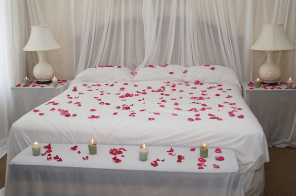 Romantikus hálószoba rózsaszirmokkal